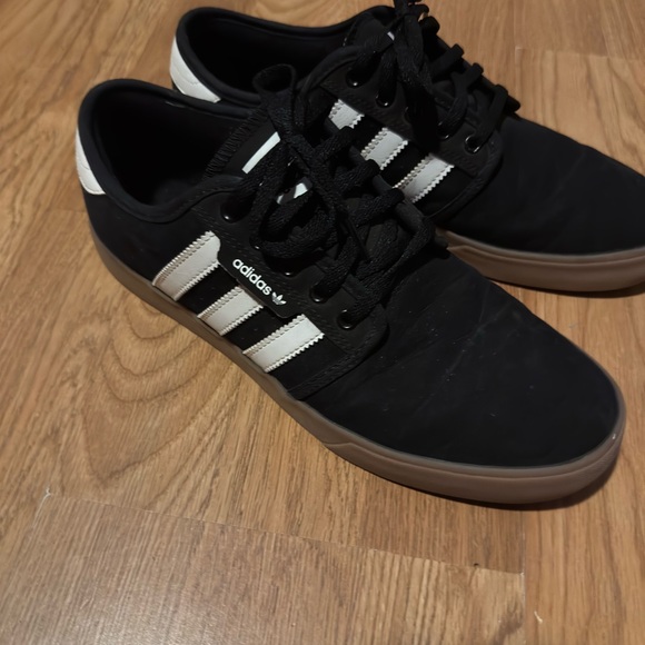 Men’s size 9.5 adidas shoes - Picture 3 of 5